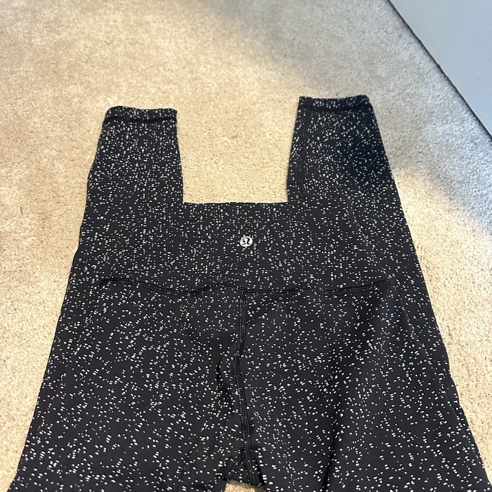 Lululemon wonder under black leggings with silver detailing. Size 2